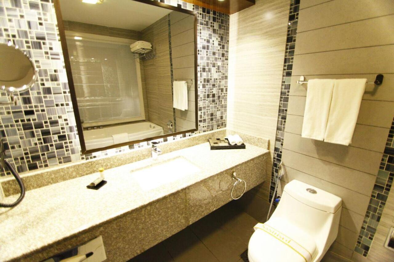 Hotel Dgates Lahaur Zewnętrze zdjęcie